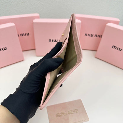 ライトピンクのカーフスキン製スモールウォレット11