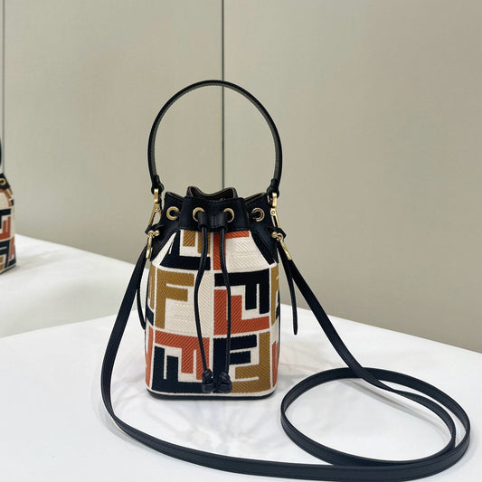 FFモチーフの刺繍が施されたマルチカラーキャンバスのモン トレゾール 18