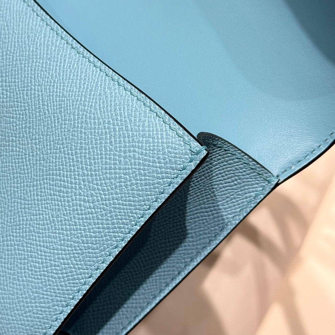 Sac HM Constance Elan 24 cm en cuir Epsom bleu nuage et accessoires dorés
