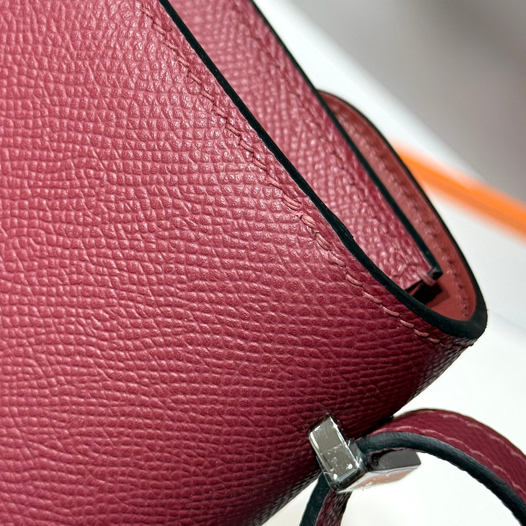 Sac HM Constance Elan 24 cm en cuir Epsom bordeaux et accessoires argentés