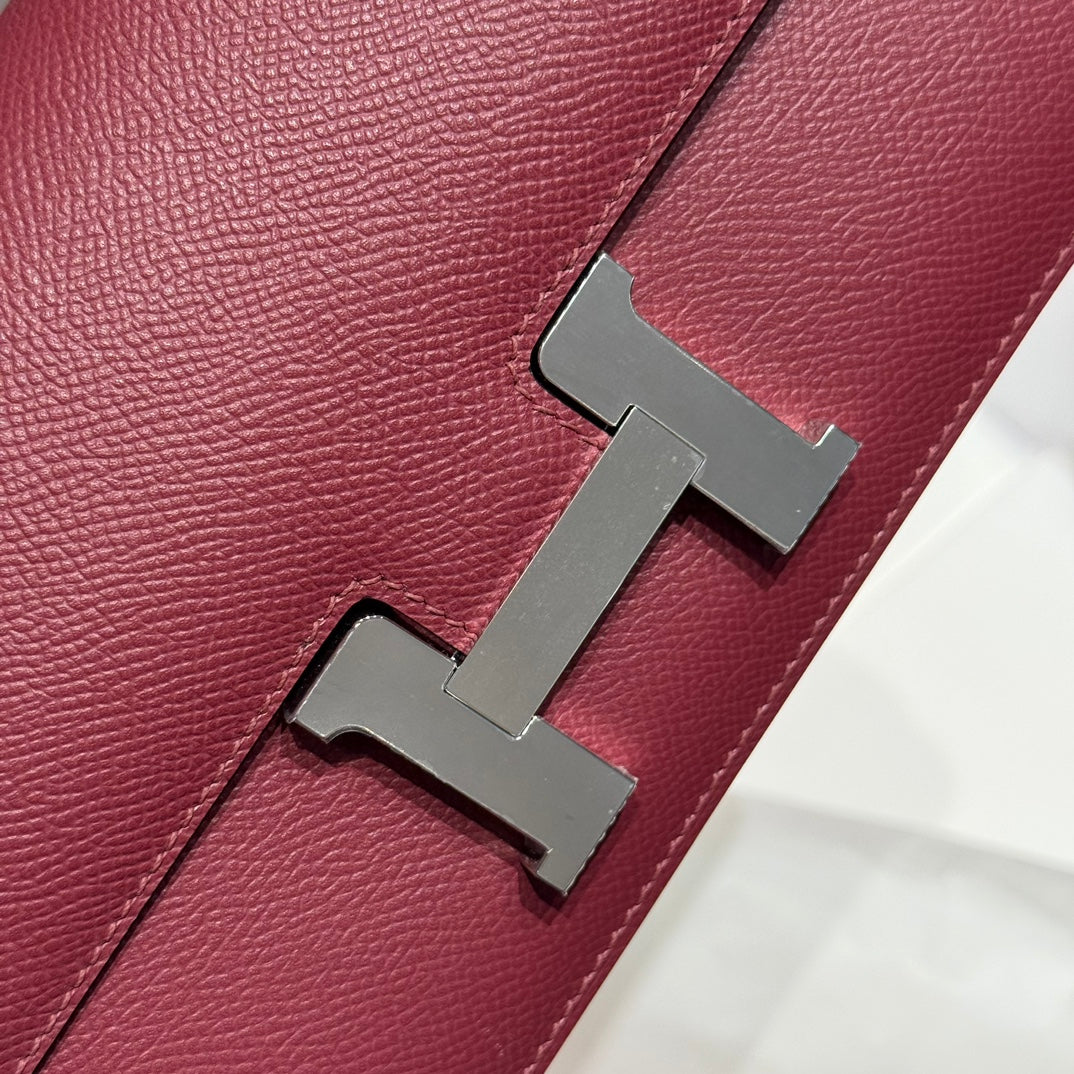 Sac HM Constance Elan 24 cm en cuir Epsom bordeaux et accessoires argentés