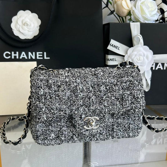 MINI SAC À RABAT 20 EN TWEED GRIS CLAIR QUINCAILLERIE ARGENTÉE 