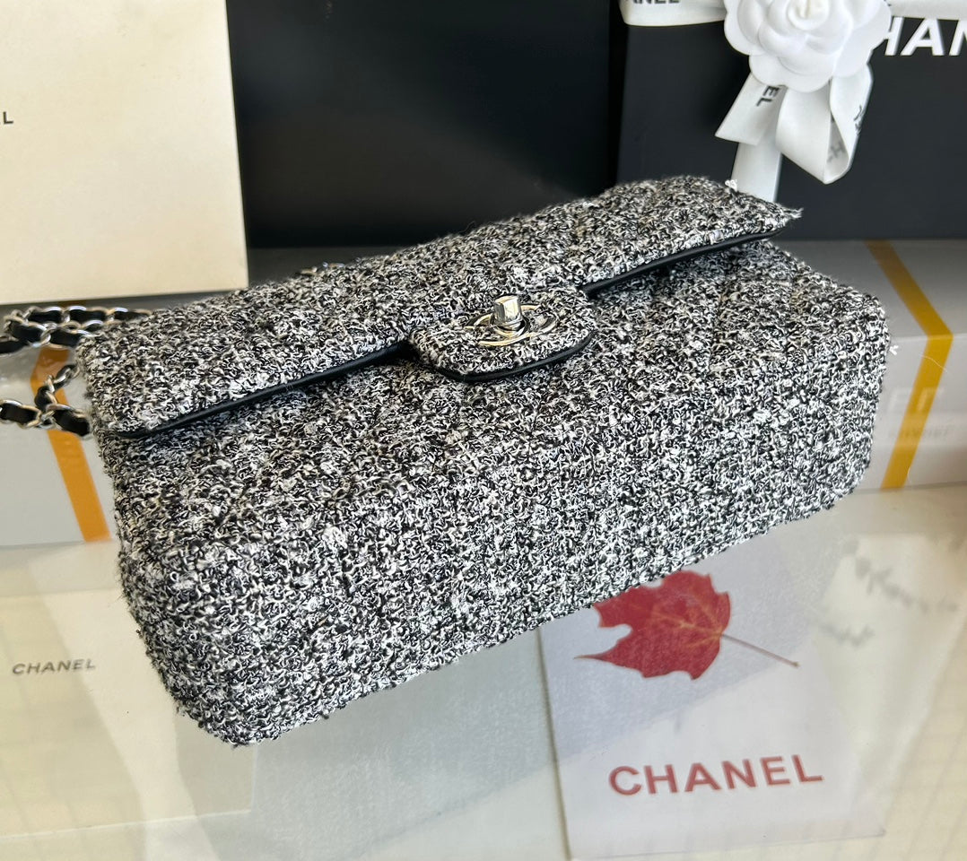 SAC À RABAT MOYEN 25 EN TWEED GRIS CLAIR QUINCAILLERIE ARGENTÉE 