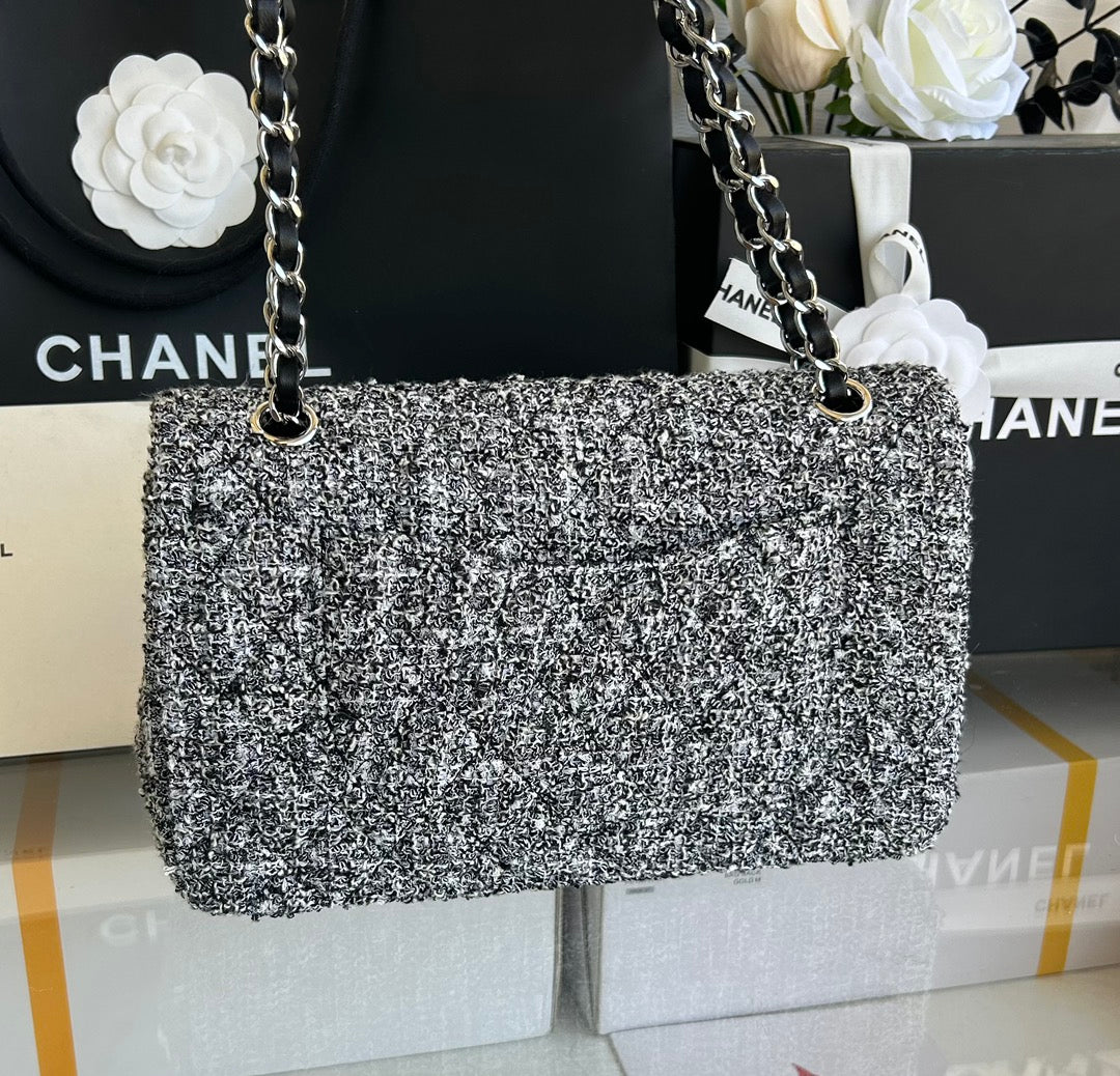 SAC À RABAT MOYEN 25 EN TWEED GRIS CLAIR QUINCAILLERIE ARGENTÉE 