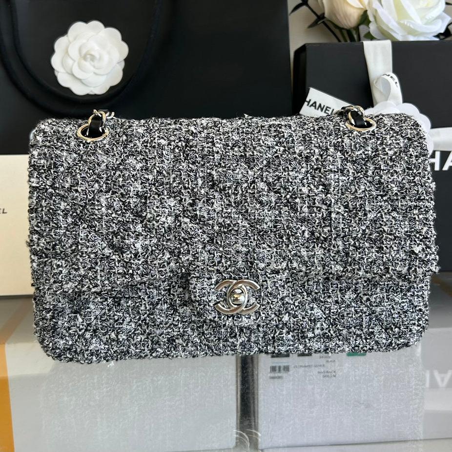 SAC À RABAT MOYEN 25 EN TWEED GRIS CLAIR QUINCAILLERIE ARGENTÉE 