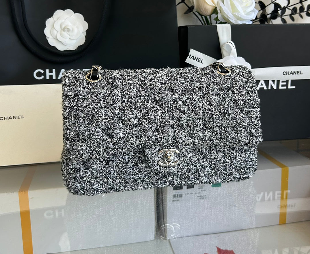 SAC À RABAT MOYEN 25 EN TWEED GRIS CLAIR QUINCAILLERIE ARGENTÉE 