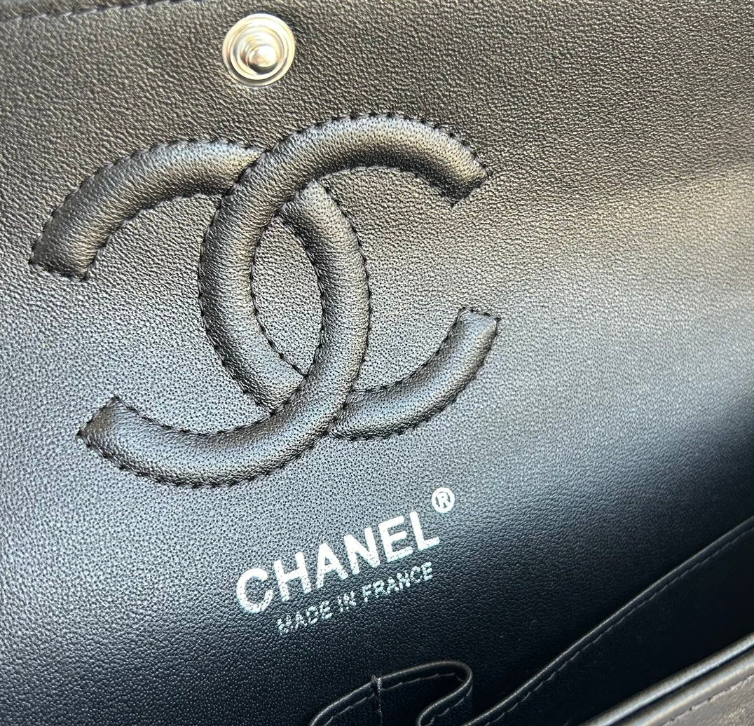 SAC À RABAT MOYEN 25 EN TWEED GRIS CLAIR QUINCAILLERIE ARGENTÉE 