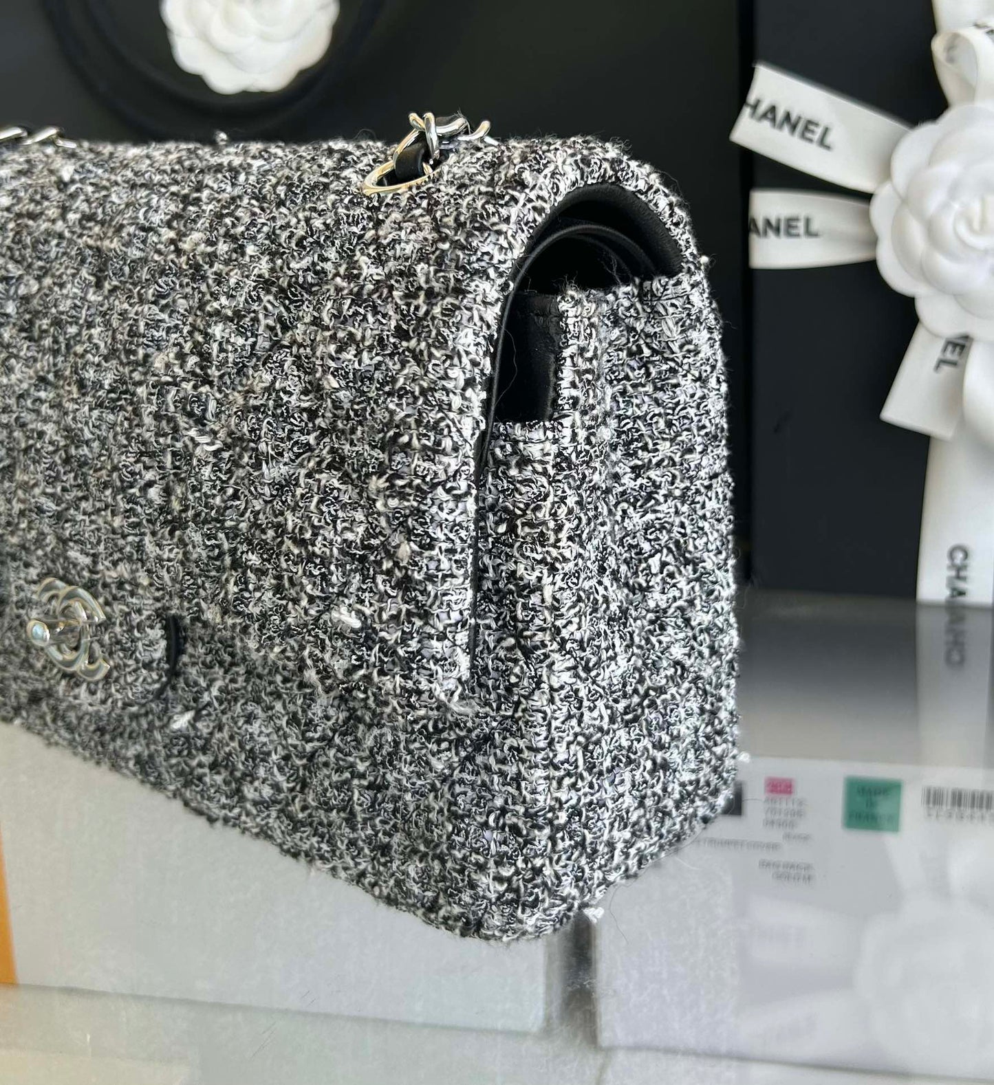 SAC À RABAT MOYEN 25 EN TWEED GRIS CLAIR QUINCAILLERIE ARGENTÉE 