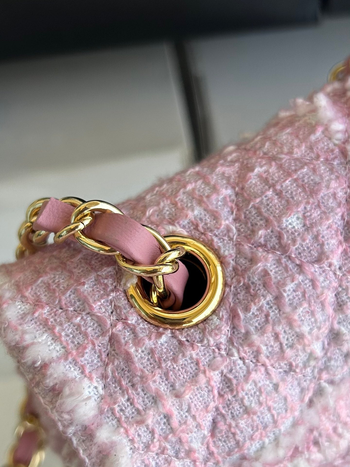 MINI SAC À RABAT 20 EN TWEED ROSE CLAIR QUINCAILLERIE DORÉ 