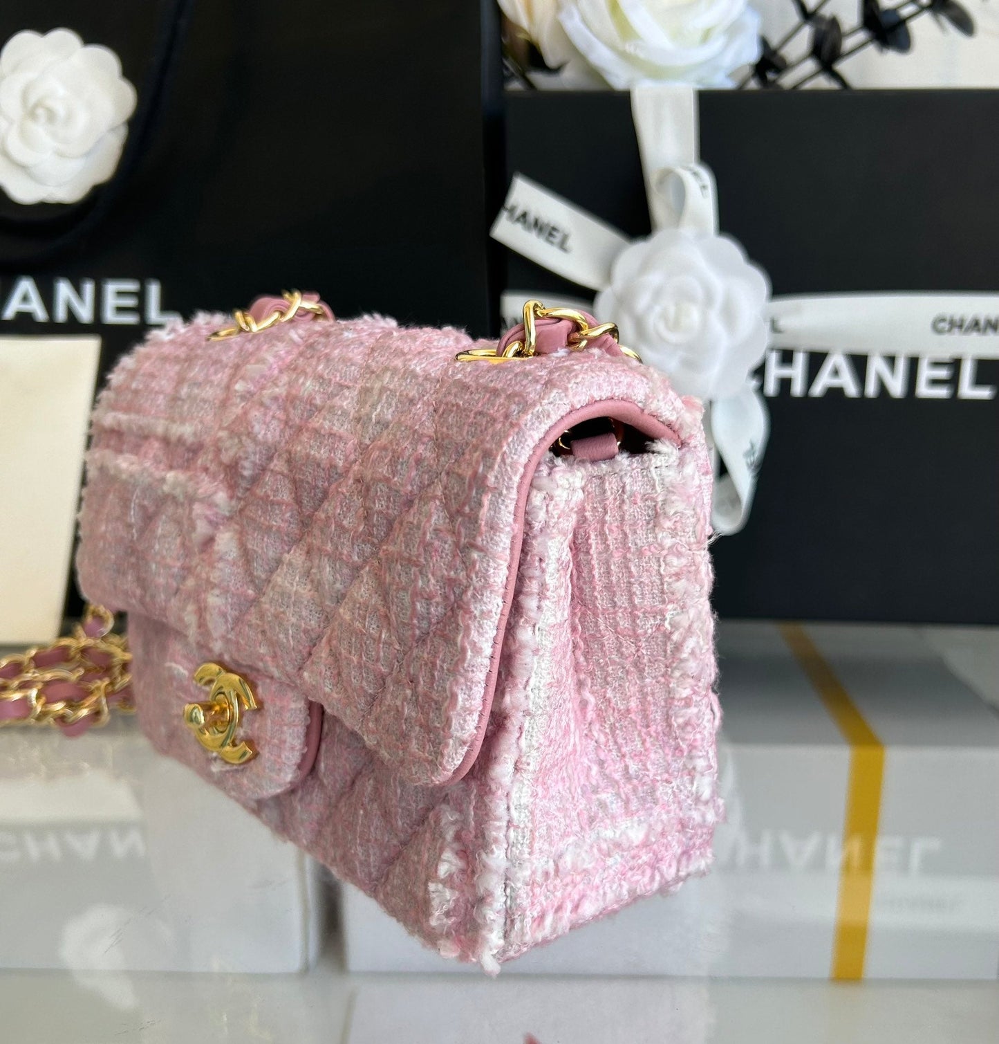 MINI SAC À RABAT 20 EN TWEED ROSE CLAIR QUINCAILLERIE DORÉ 