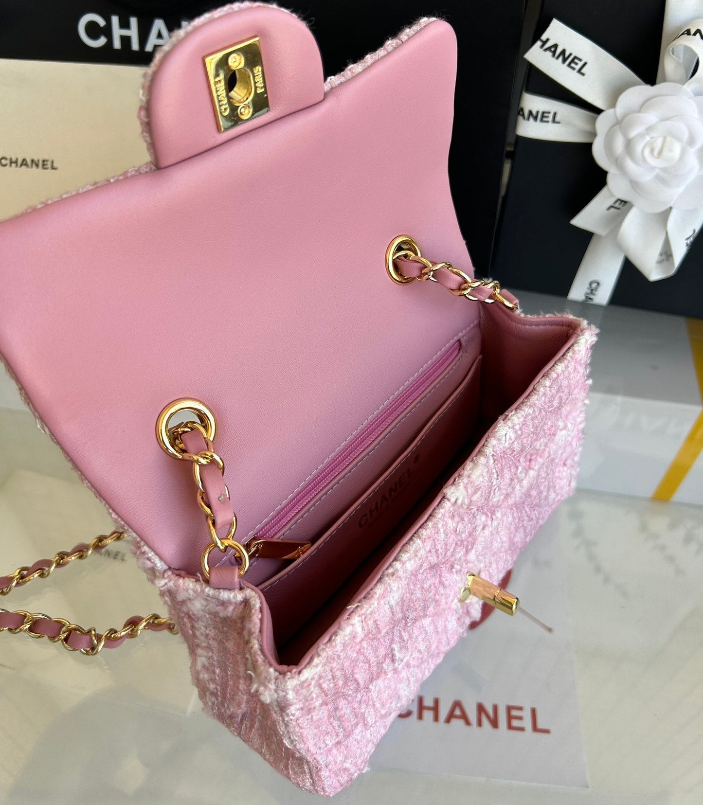 MINI SAC À RABAT 20 EN TWEED ROSE CLAIR QUINCAILLERIE DORÉ 
