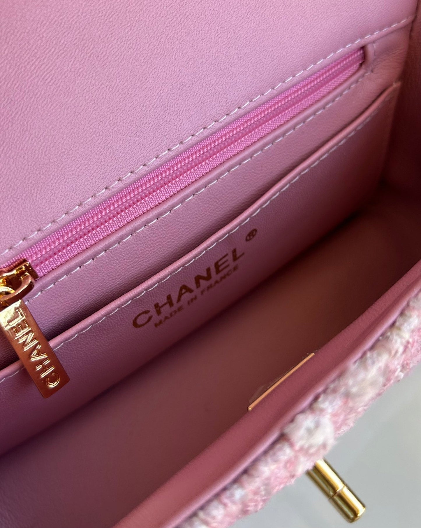 MINI SAC À RABAT 20 EN TWEED ROSE CLAIR QUINCAILLERIE DORÉ 