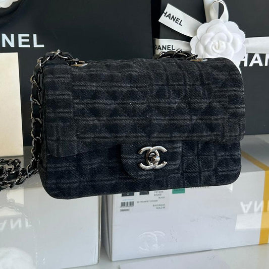 PETIT SAC À RABAT 20 EN DENIM NOIR ET DOUBLURE EN CUIR DE VEAU, QUINCAILLERIE ARGENTÉE 