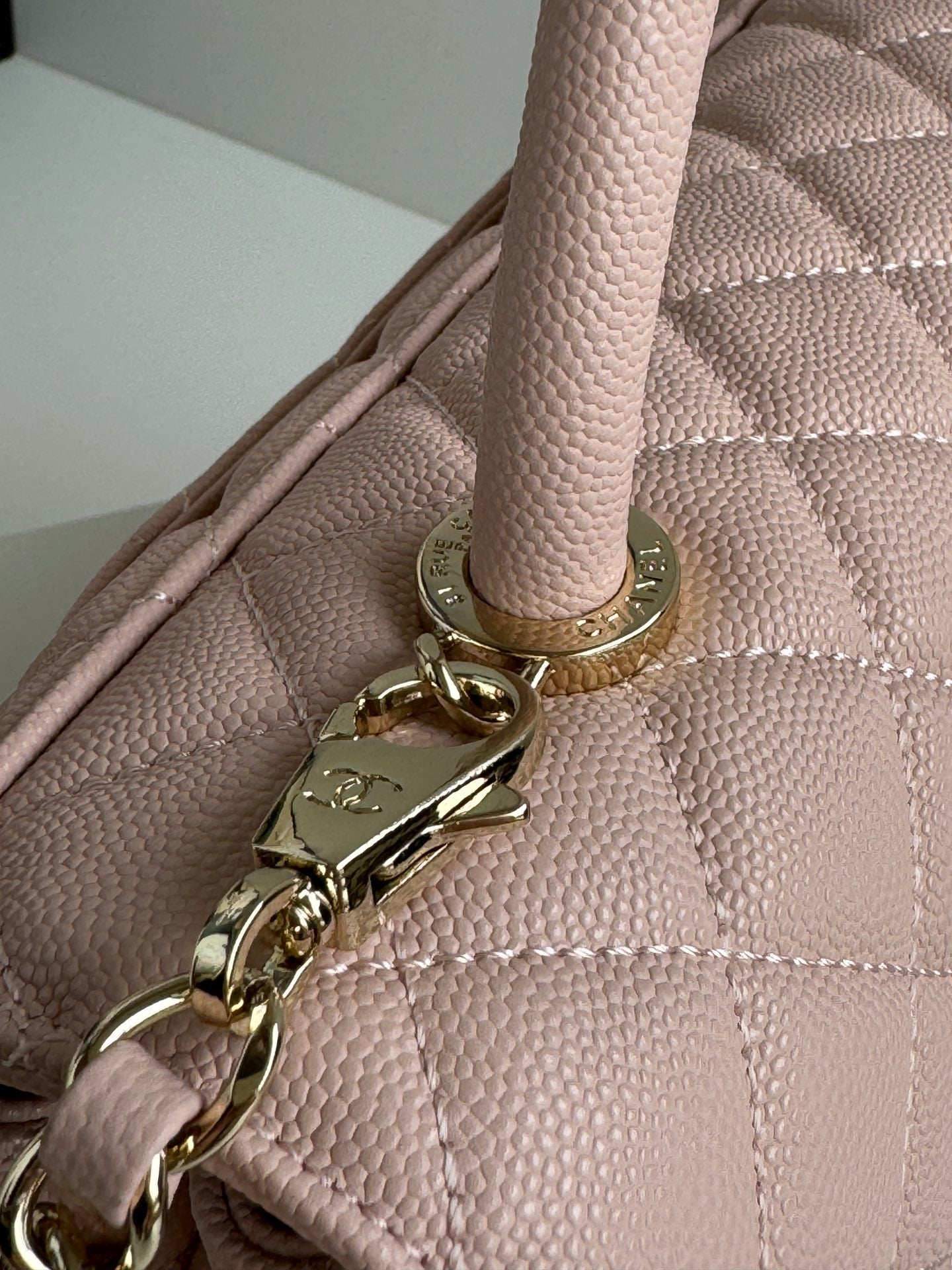Poignée coco moyenne 29 cm cuir caviar matelassé rose matériel doré