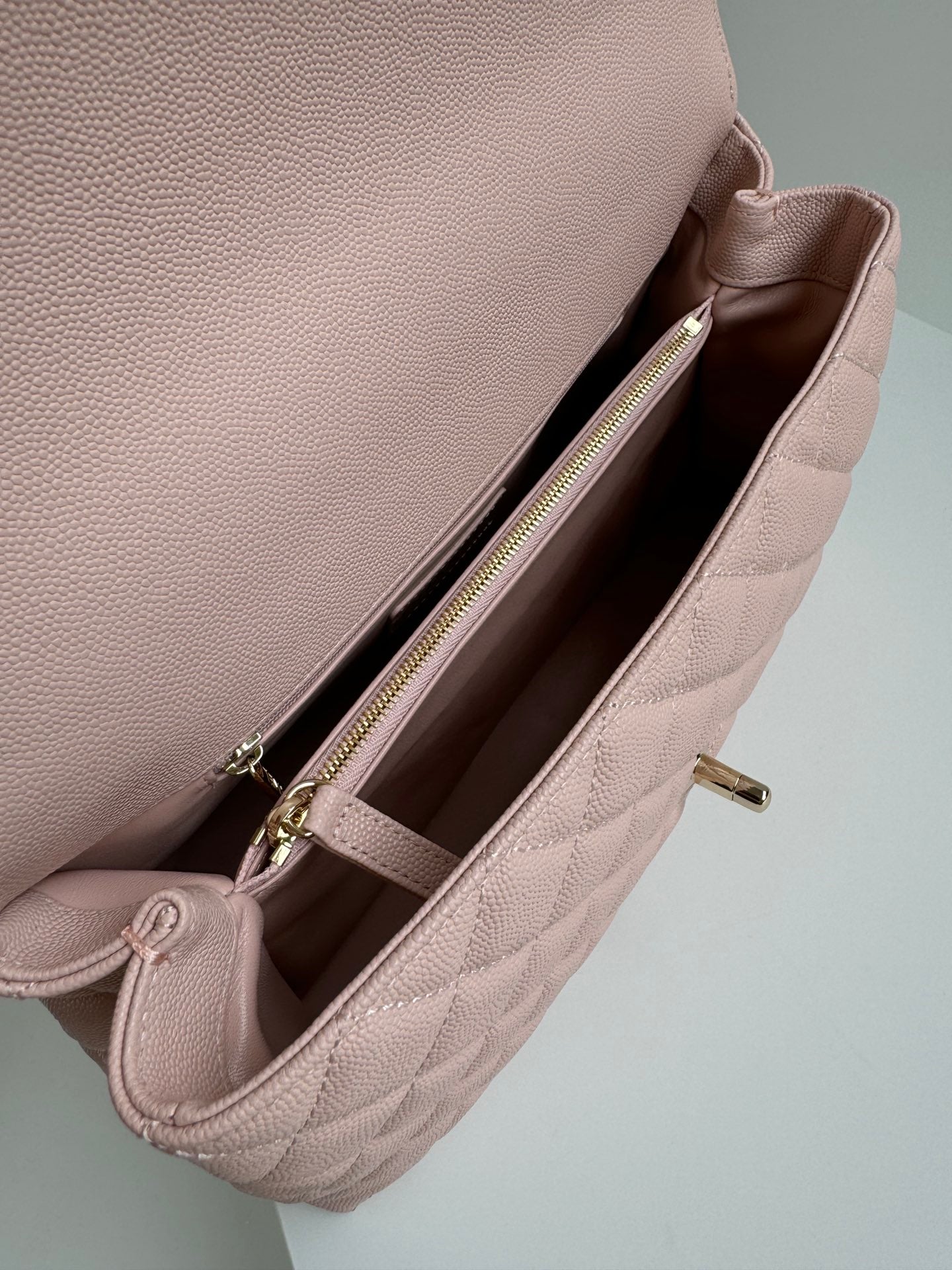 Poignée coco moyenne 29 cm cuir caviar matelassé rose matériel doré