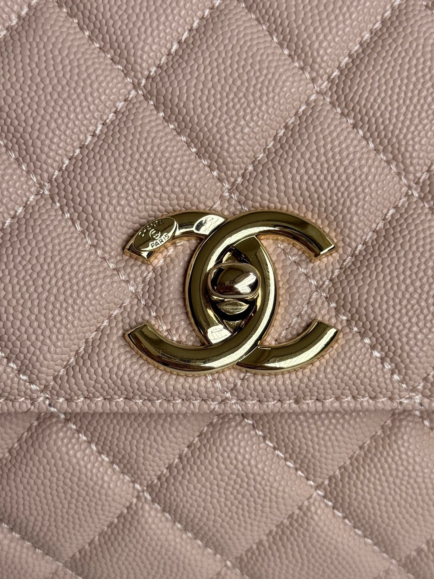 Poignée coco moyenne 29 cm cuir caviar matelassé rose matériel doré