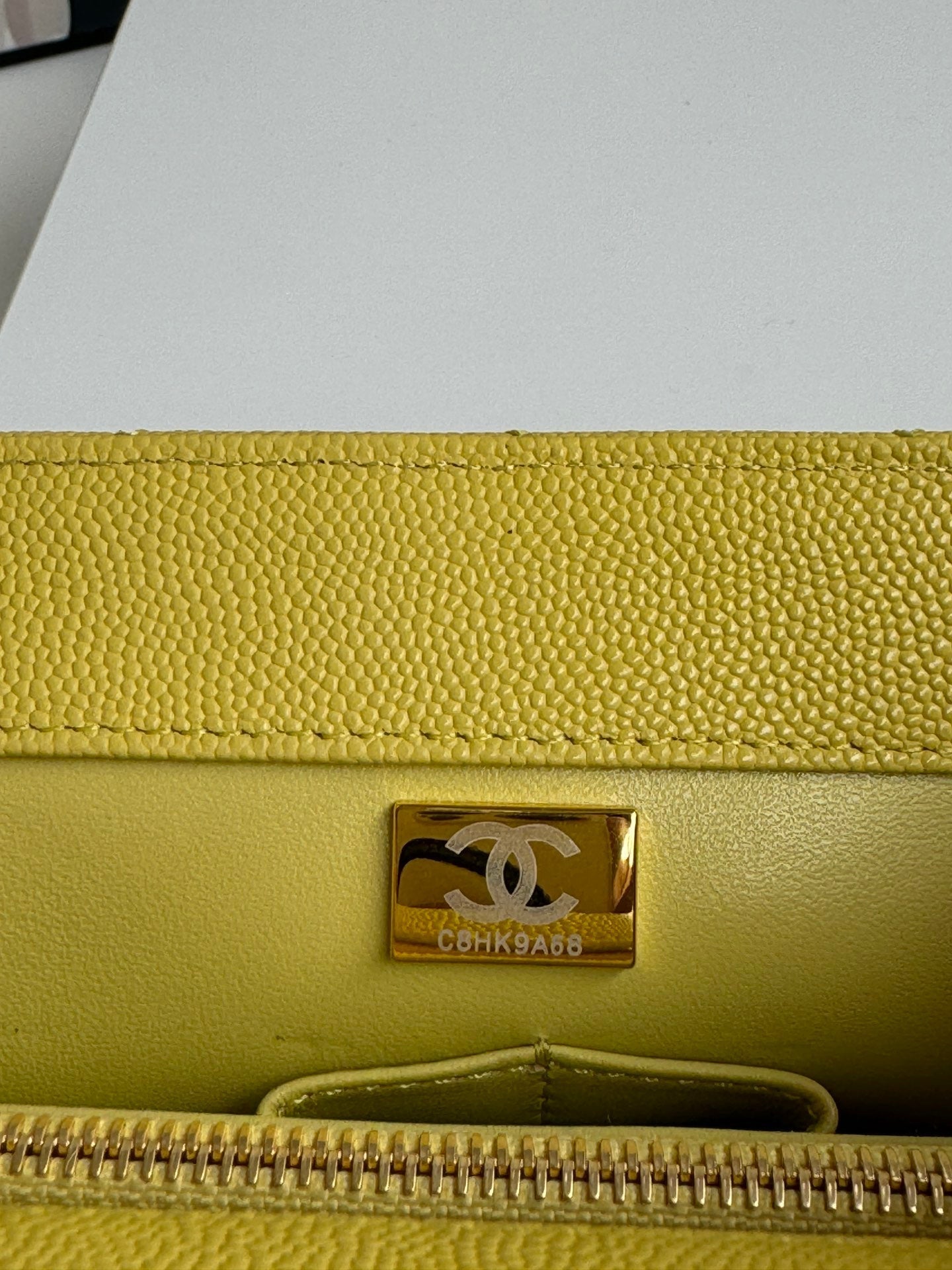 Poignée coco moyenne 29 cm cuir caviar matelassé jaune ferrures dorées