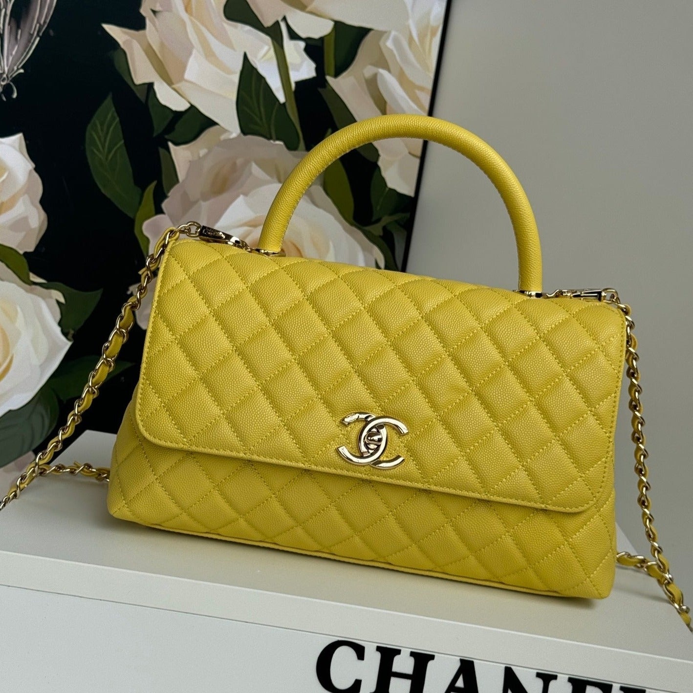 Poignée coco moyenne 29 cm cuir caviar matelassé jaune ferrures dorées