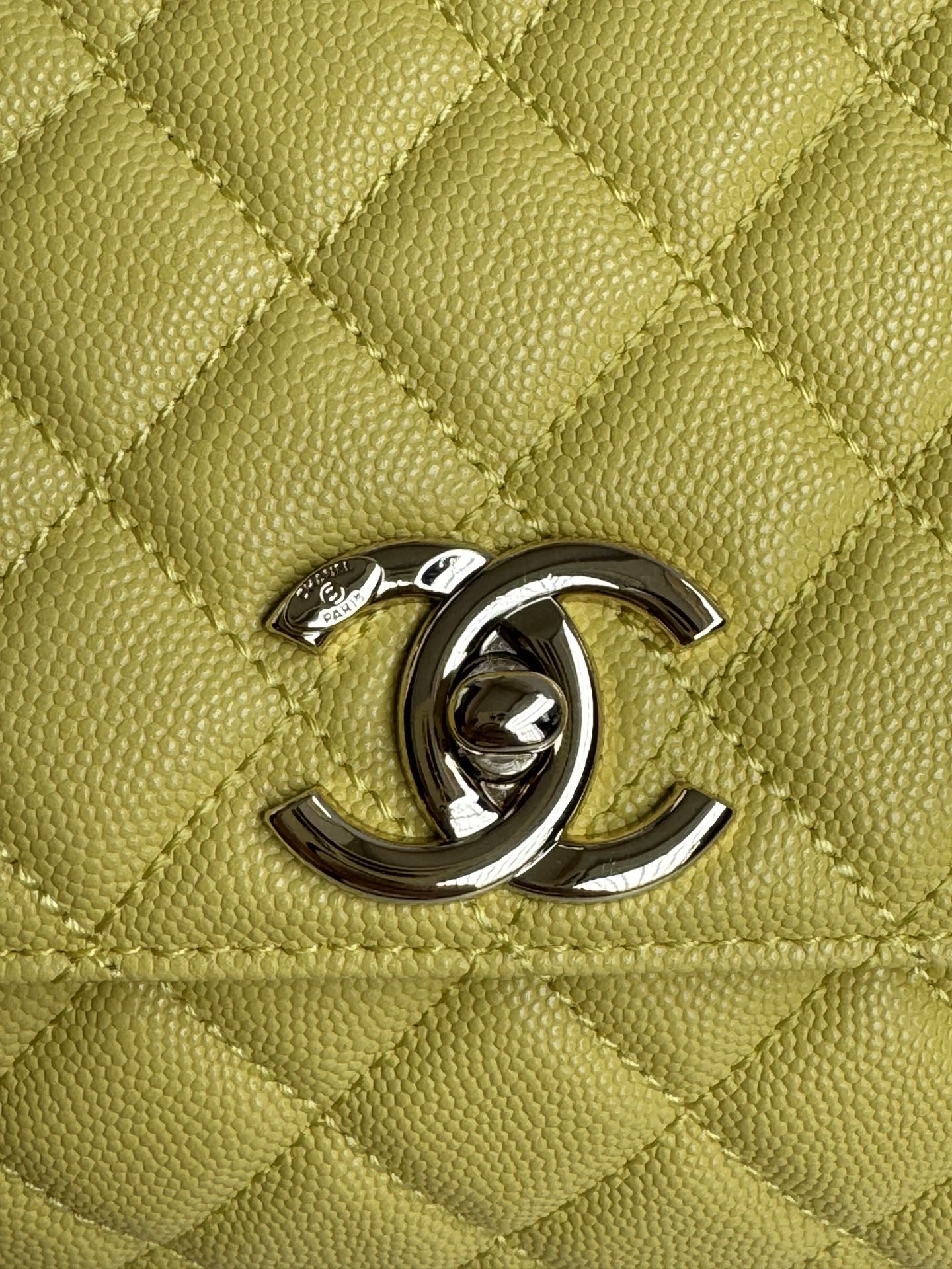 Poignée coco moyenne 29 cm cuir caviar matelassé jaune ferrures dorées