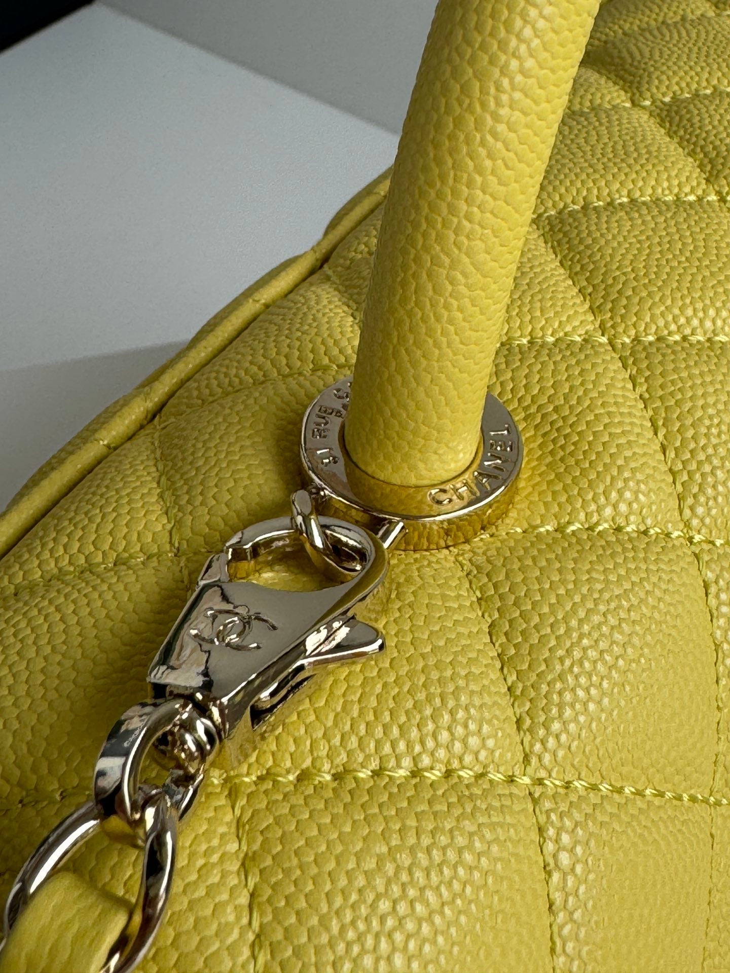 Poignée coco moyenne 29 cm cuir caviar matelassé jaune ferrures dorées