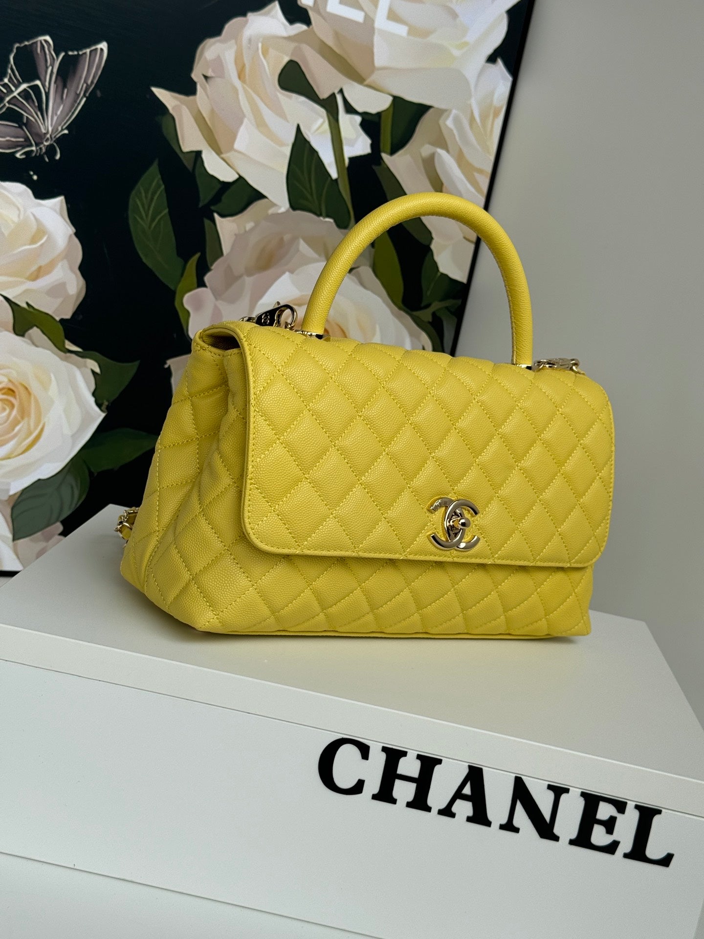 Poignée coco moyenne 29 cm cuir caviar matelassé jaune ferrures dorées