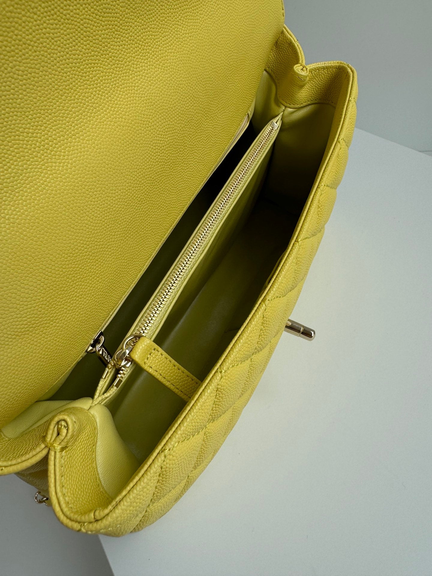 Poignée coco moyenne 29 cm cuir caviar matelassé jaune ferrures dorées