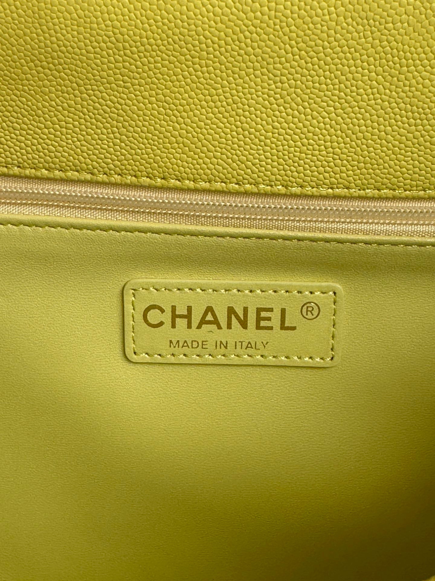 Poignée coco moyenne 29 cm cuir caviar matelassé jaune ferrures dorées