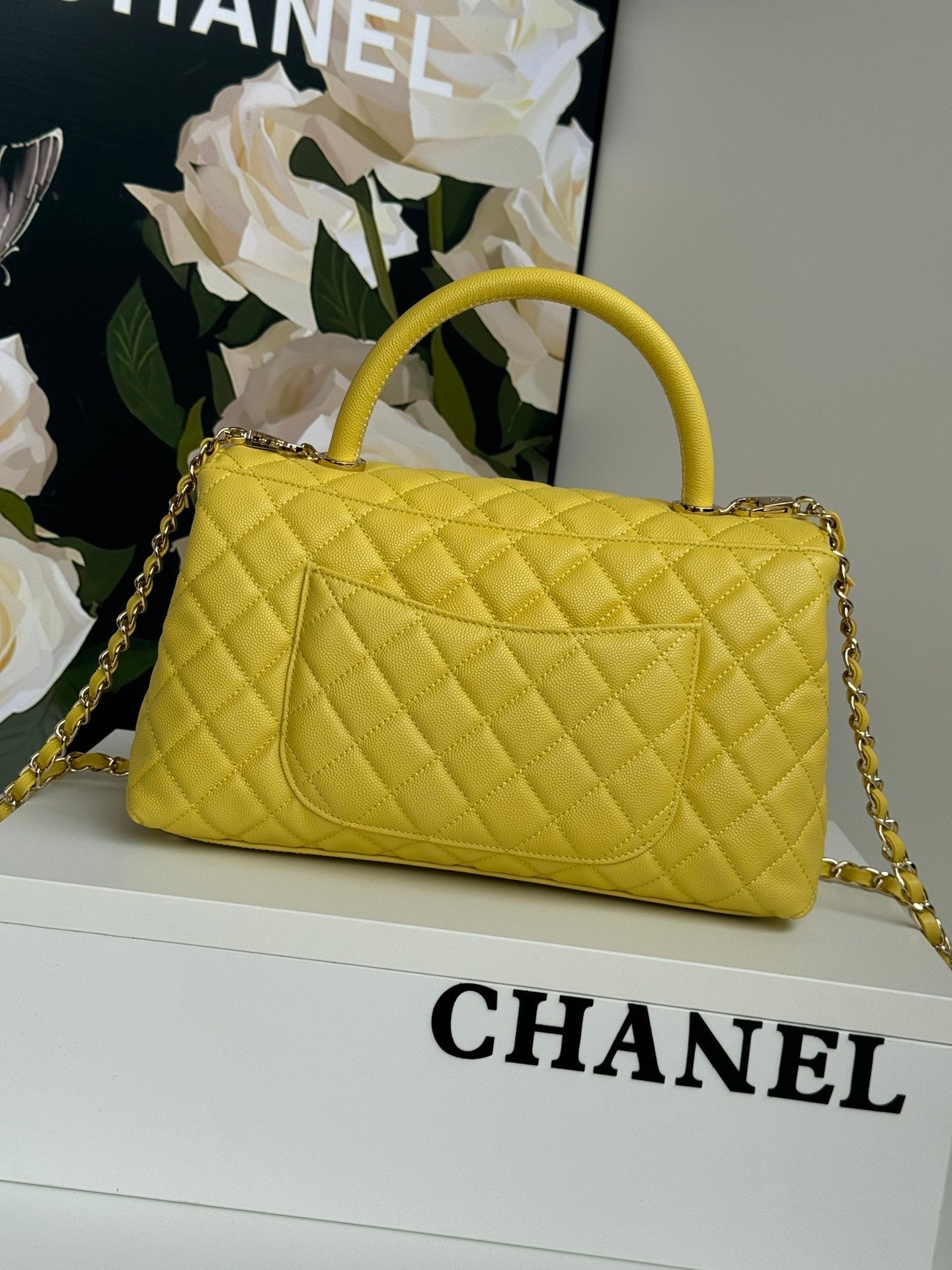 Poignée coco moyenne 29 cm cuir caviar matelassé jaune ferrures dorées