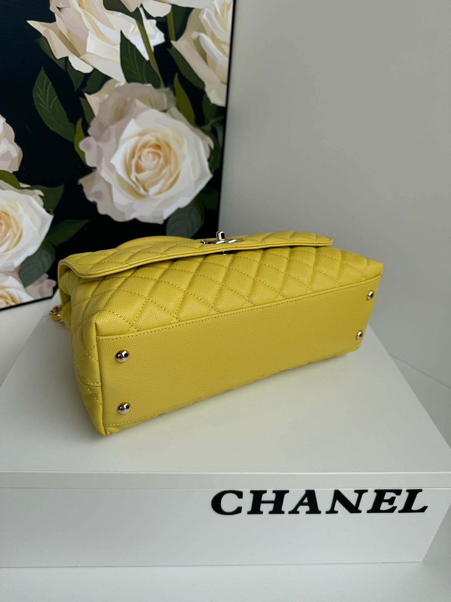 Poignée coco moyenne 29 cm cuir caviar matelassé jaune ferrures dorées