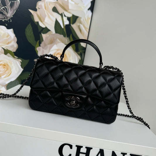 Mini sac à rabat 24c 20 cm avec poignée supérieure tout cuir de veau noir