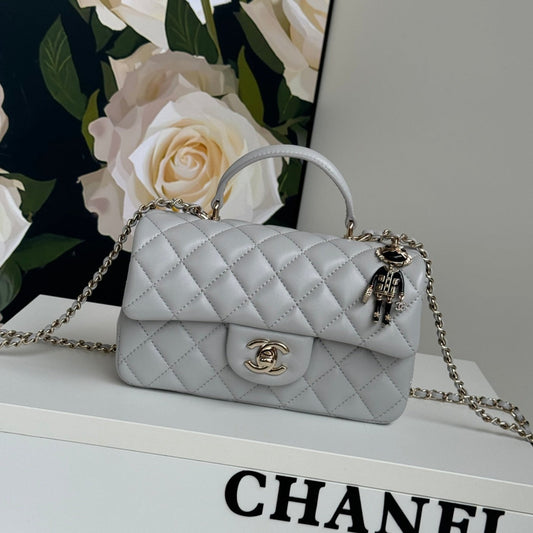 Mini sac à rabat 24c 20 cm avec poignée supérieure en cuir de veau gris