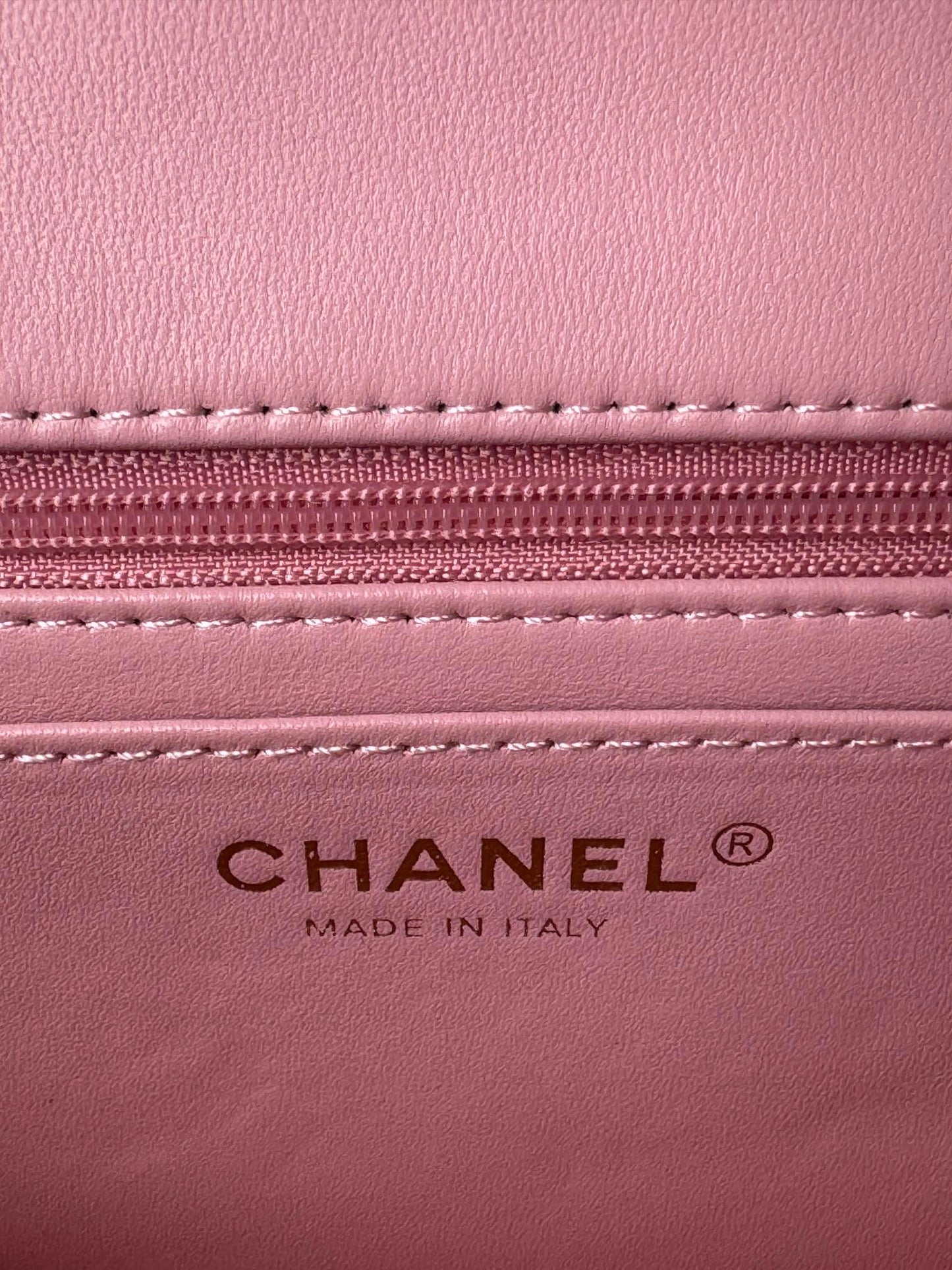 Mini sac à rabat 24c 20 cm avec poignée supérieure en cuir de veau rose et accessoires argentés