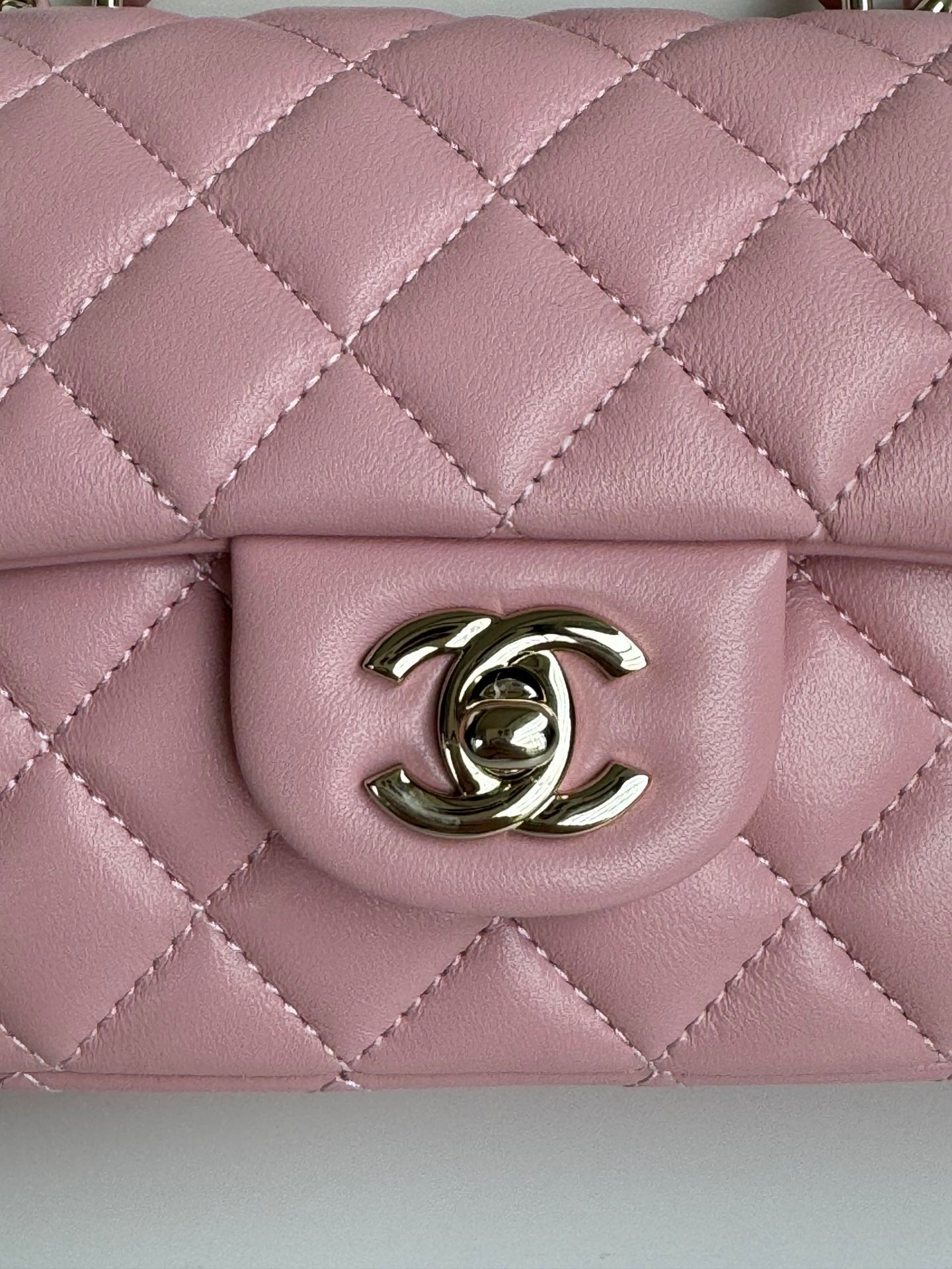 Mini sac à rabat 24c 20 cm avec poignée supérieure en cuir de veau rose et accessoires argentés