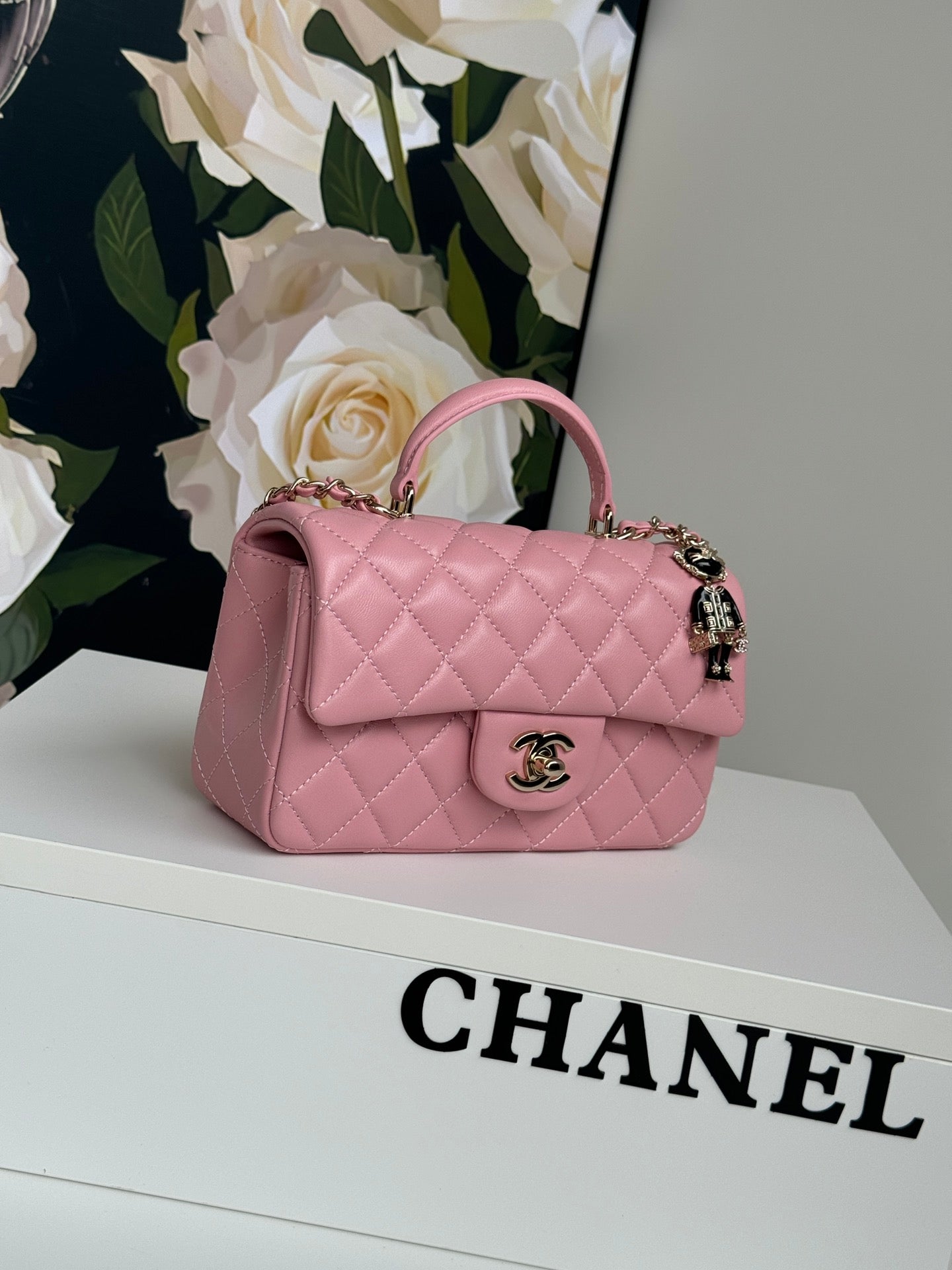 Mini sac à rabat 24c 20 cm avec poignée supérieure en cuir de veau rose et accessoires argentés