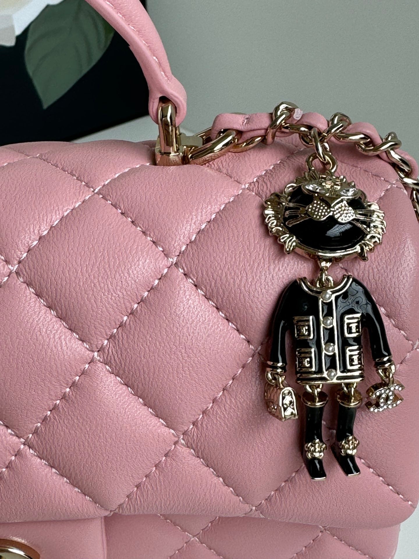 Mini sac à rabat 24c 20 cm avec poignée supérieure en cuir de veau rose et accessoires argentés