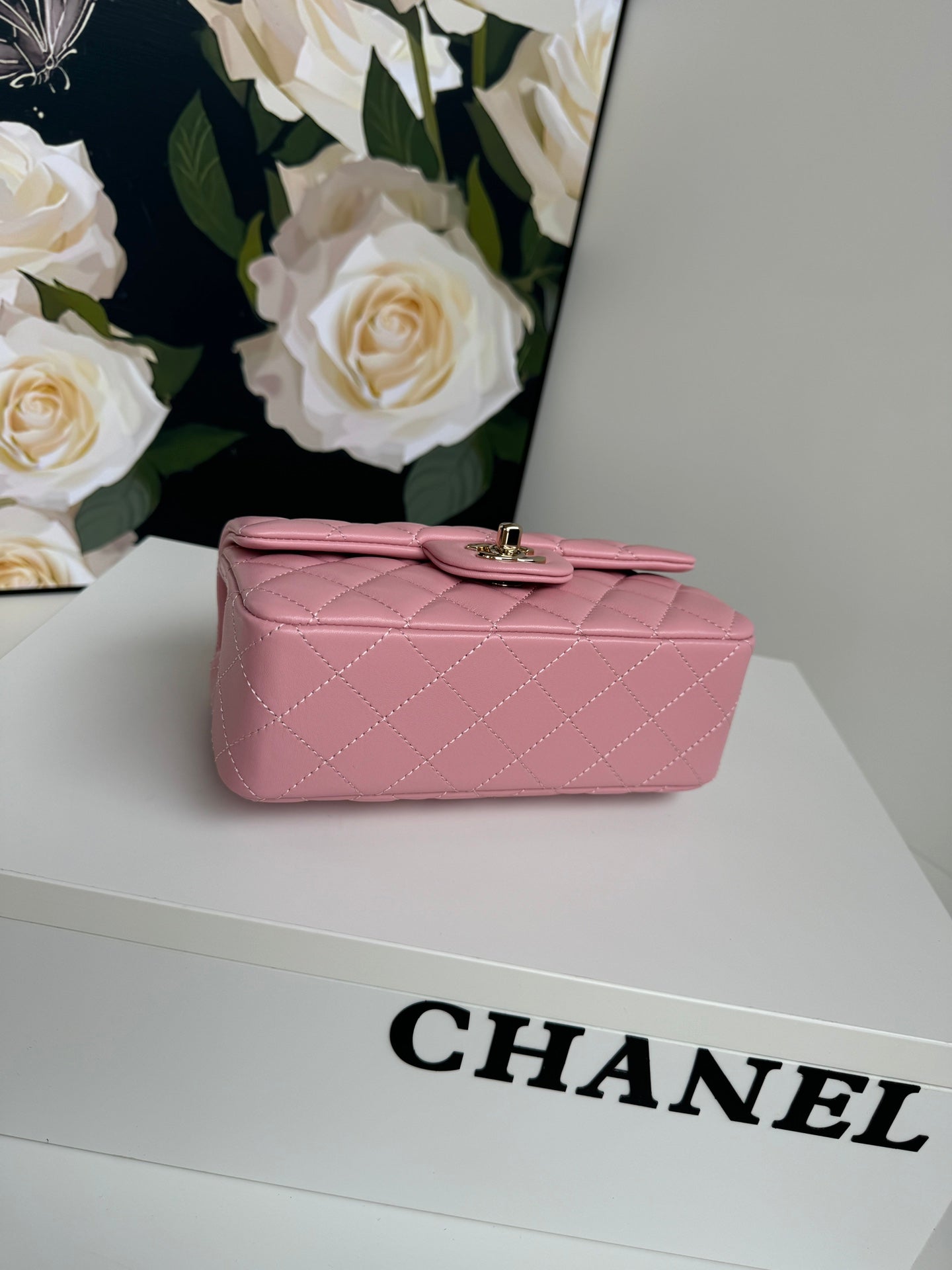 Mini sac à rabat 24c 20 cm avec poignée supérieure en cuir de veau rose et accessoires argentés