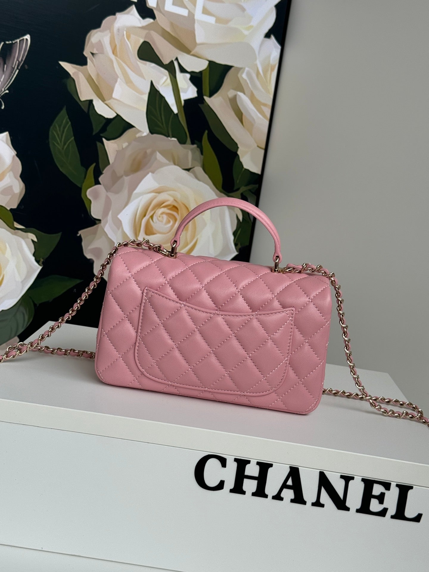 Mini sac à rabat 24c 20 cm avec poignée supérieure en cuir de veau rose et accessoires argentés