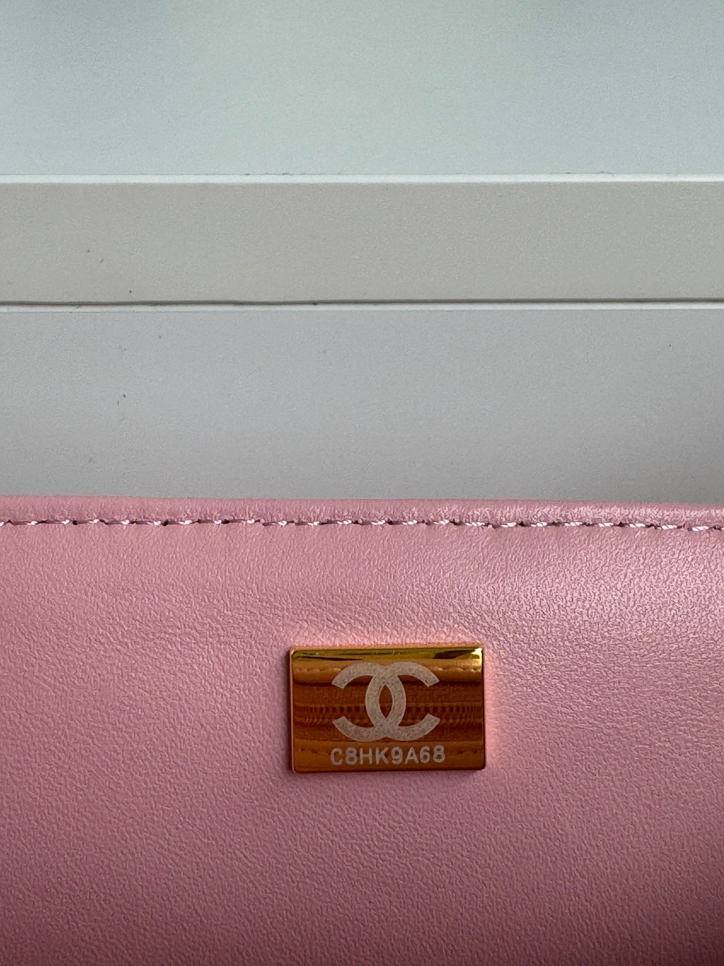 Mini sac à rabat 24c 20 cm avec poignée supérieure en cuir de veau rose et accessoires argentés