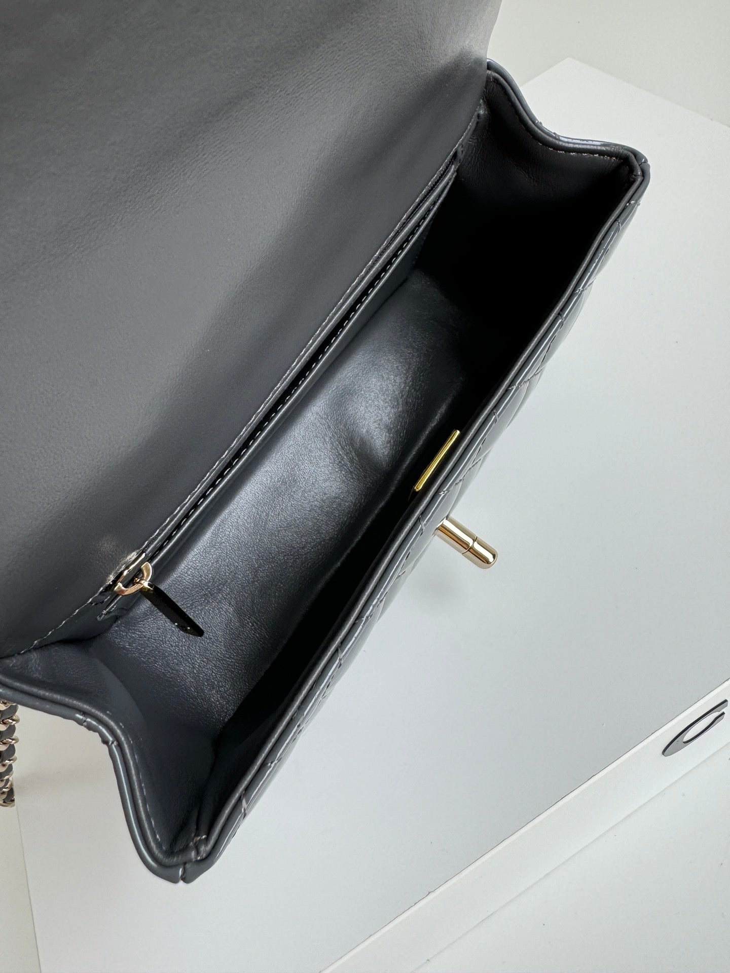 24c ミニフラップバッグ 20cm トップハンドル付き グレー パテントカーフスキン