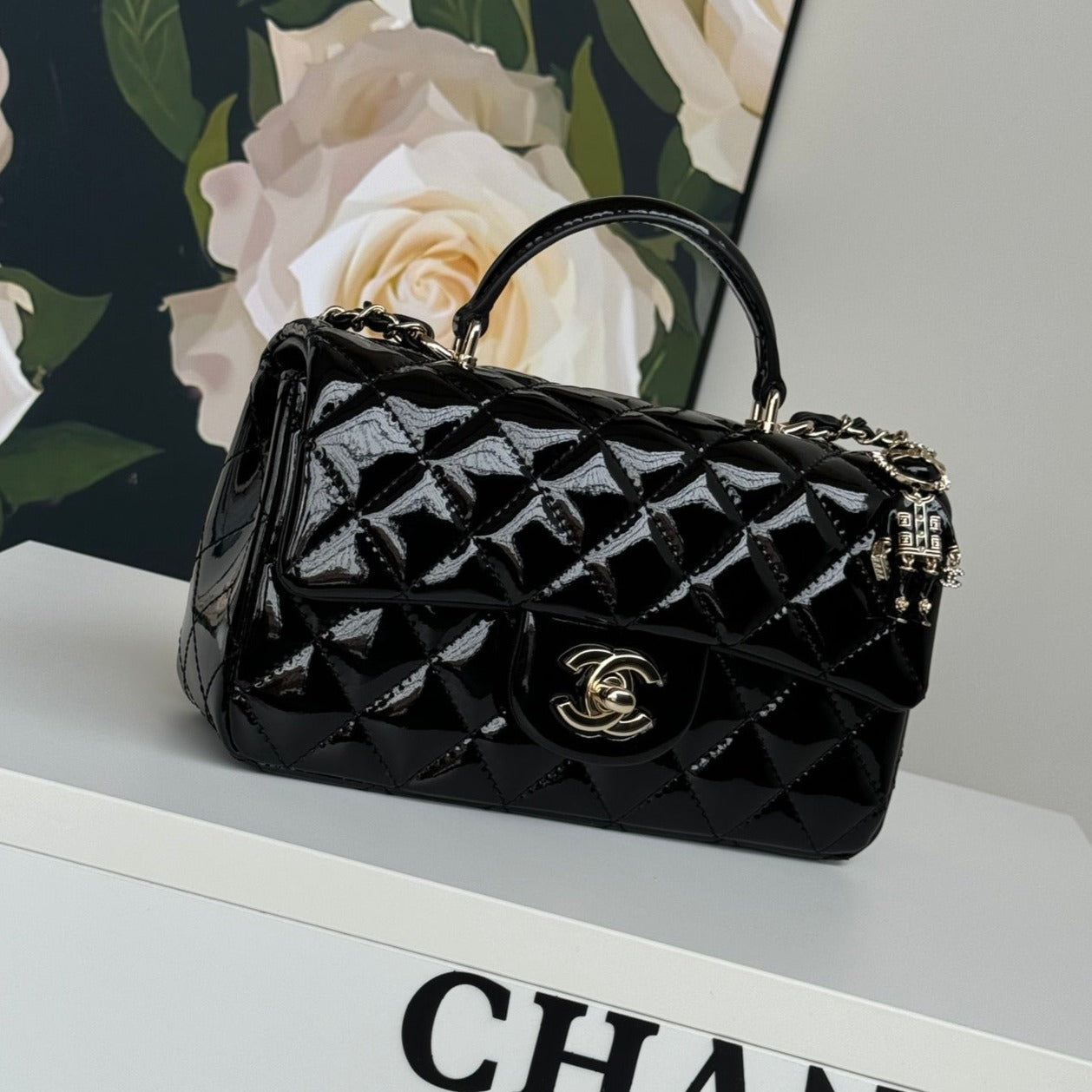 24c ミニフラップバッグ 20cm トップハンドル付き ブラックパテントカーフスキン