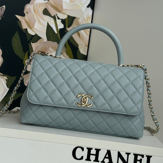 Poignée coco moyenne 29 cm cuir caviar matelassé bleu ciel quincaillerie dorée