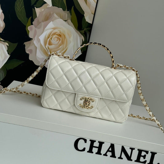 Mini sac à rabat 24c 20 cm avec poignée supérieure en cuir d'agneau blanc