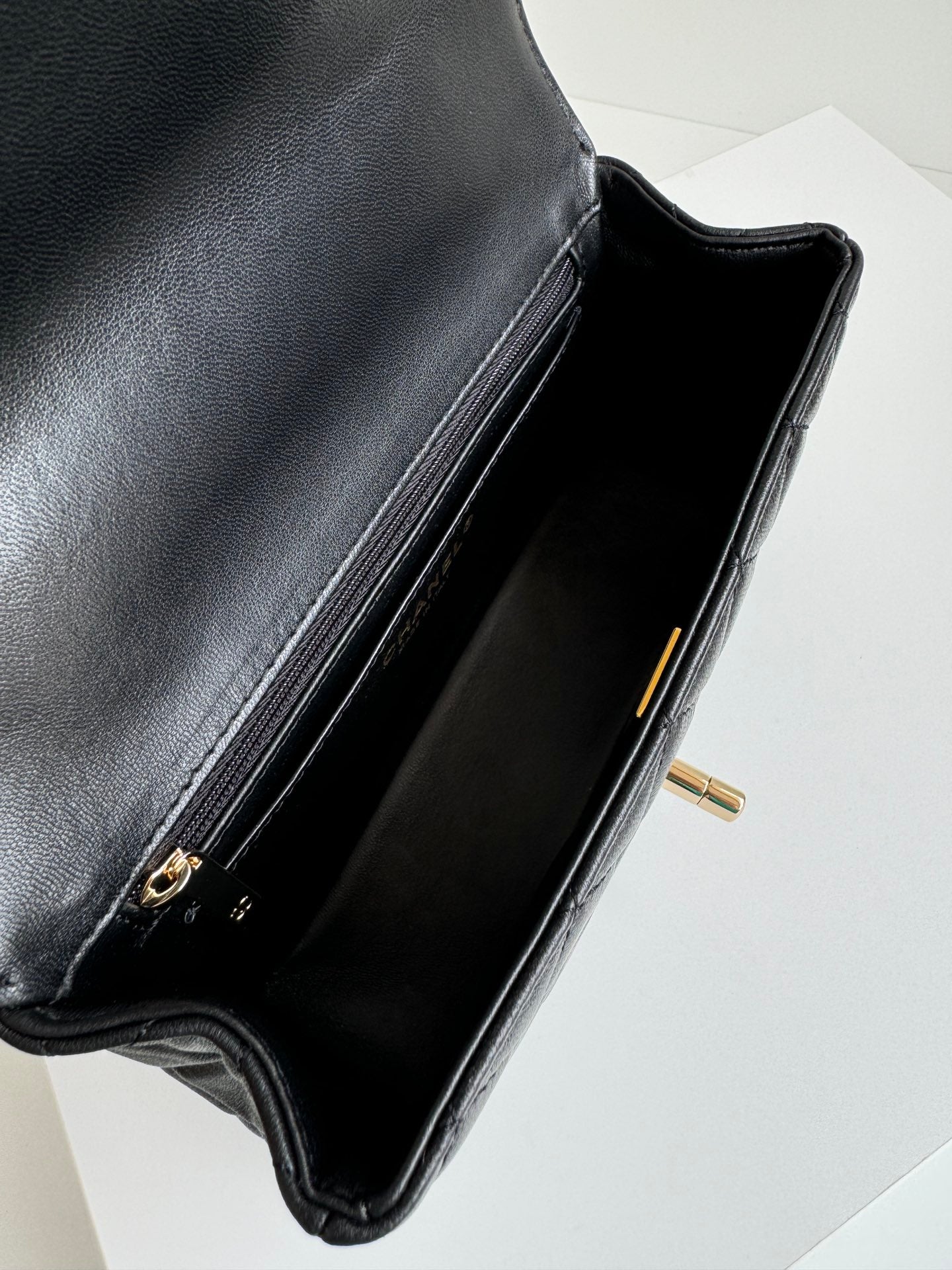 24c ミニフラップバッグ 20cm トップハンドル付き ブラックラムスキン