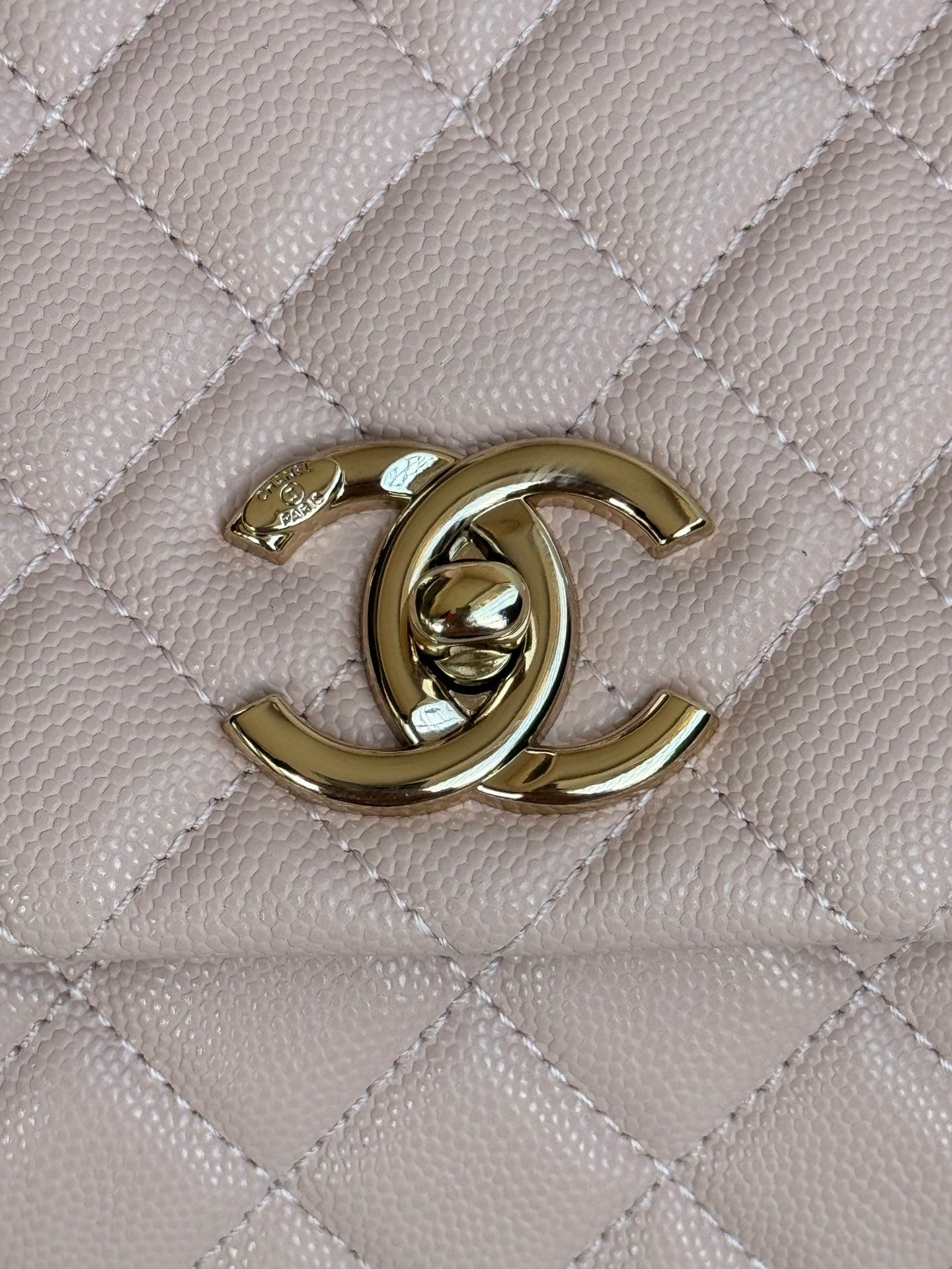 Poignée coco moyenne 29 cm rose pastel rouge cuir caviar matelassé quincaillerie dorée
