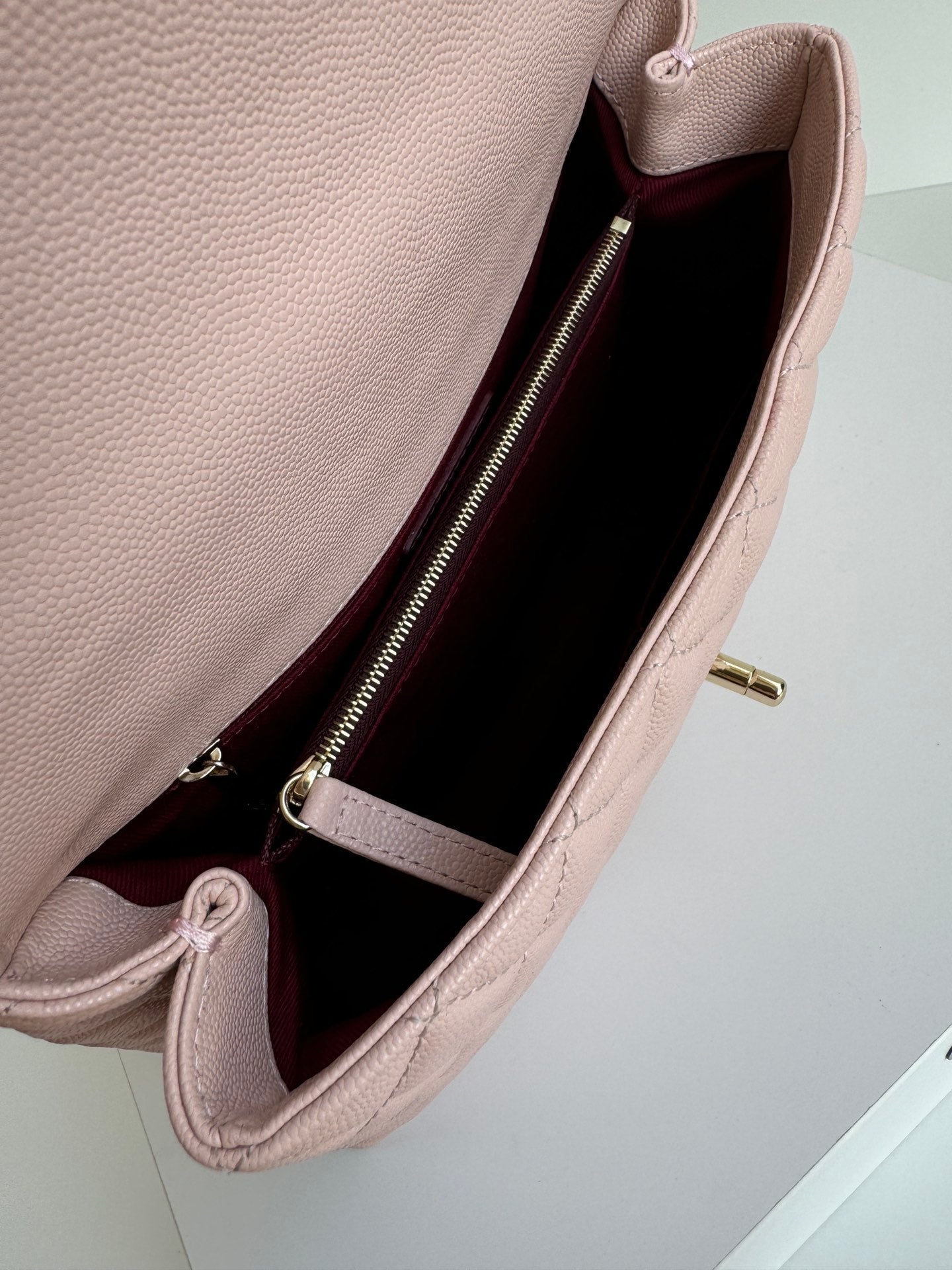 Poignée coco moyenne 29 cm rose pastel rouge cuir caviar matelassé quincaillerie dorée
