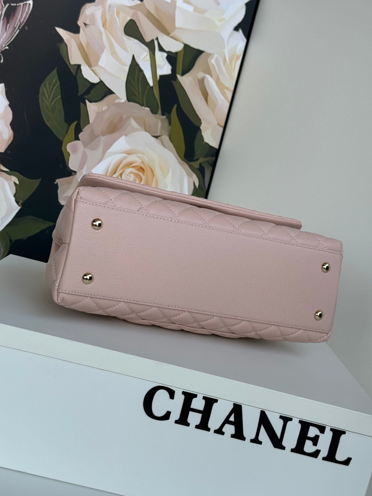 Poignée coco moyenne 29 cm rose pastel rouge cuir caviar matelassé quincaillerie dorée