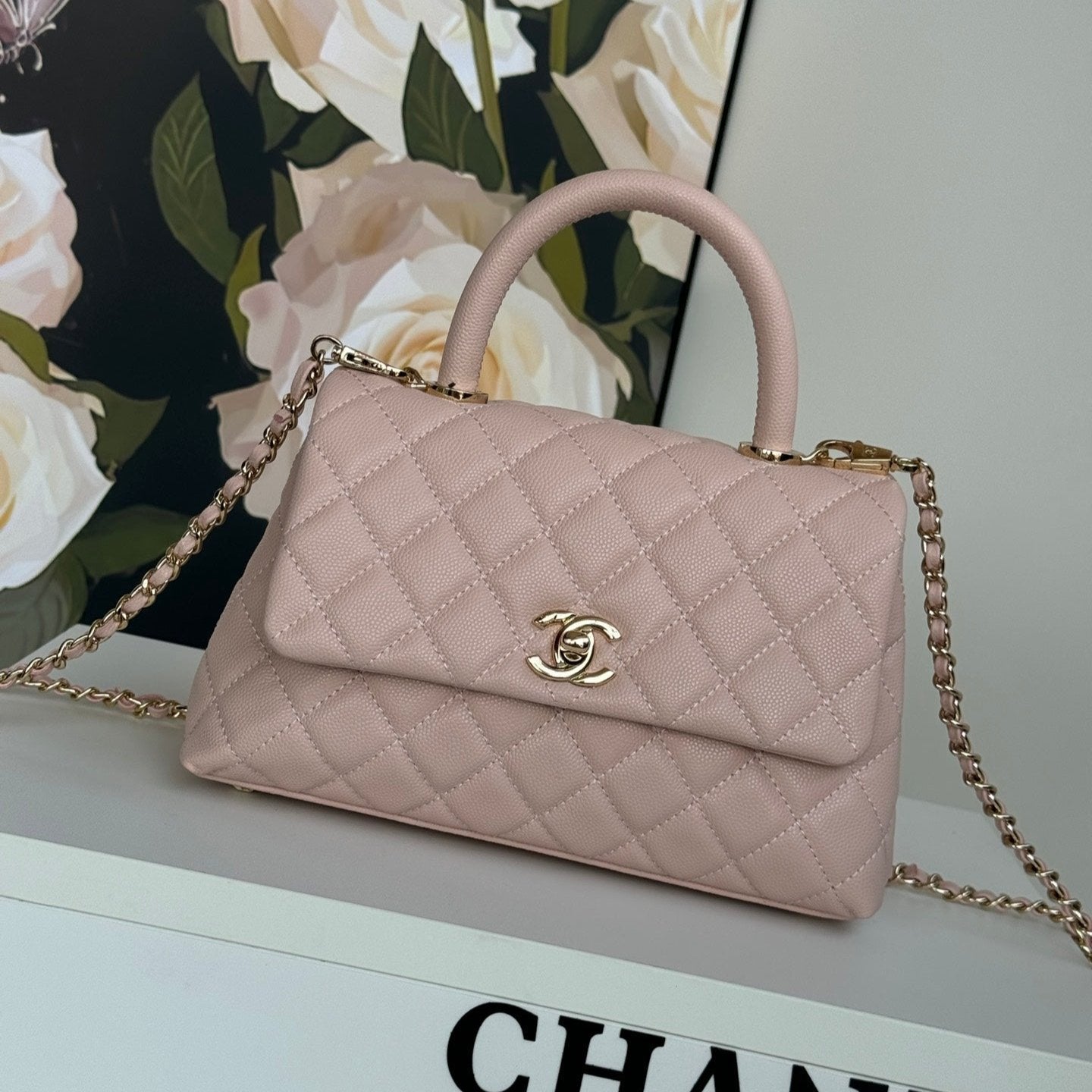 Sac à rabat avec anse en coco 24 cm en cuir caviar matelassé rose pastel