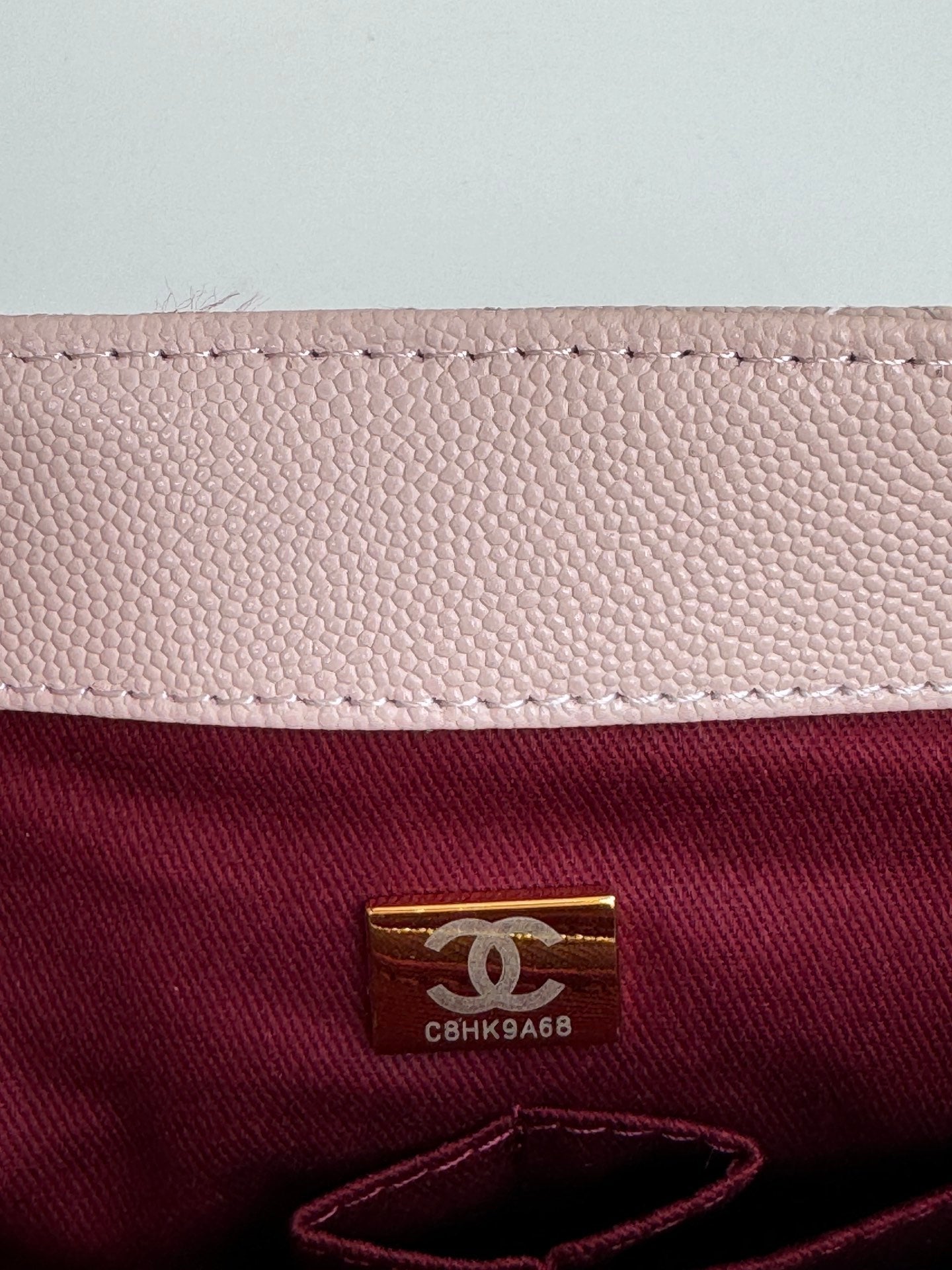 Sac à rabat avec anse en coco 24 cm en cuir caviar matelassé rose pastel