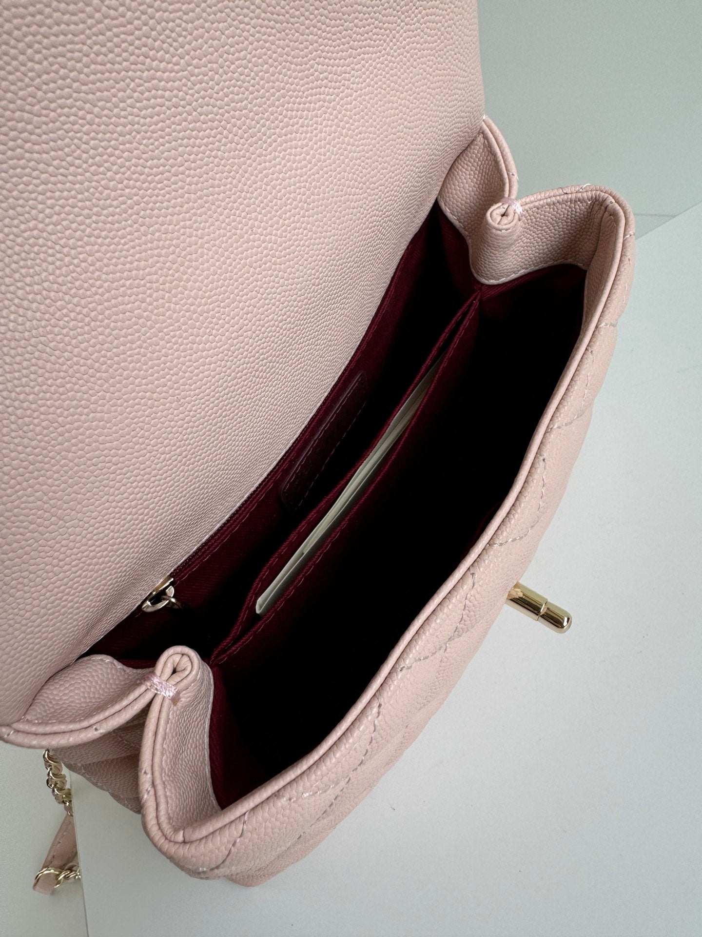 Sac à rabat avec anse en coco 24 cm en cuir caviar matelassé rose pastel