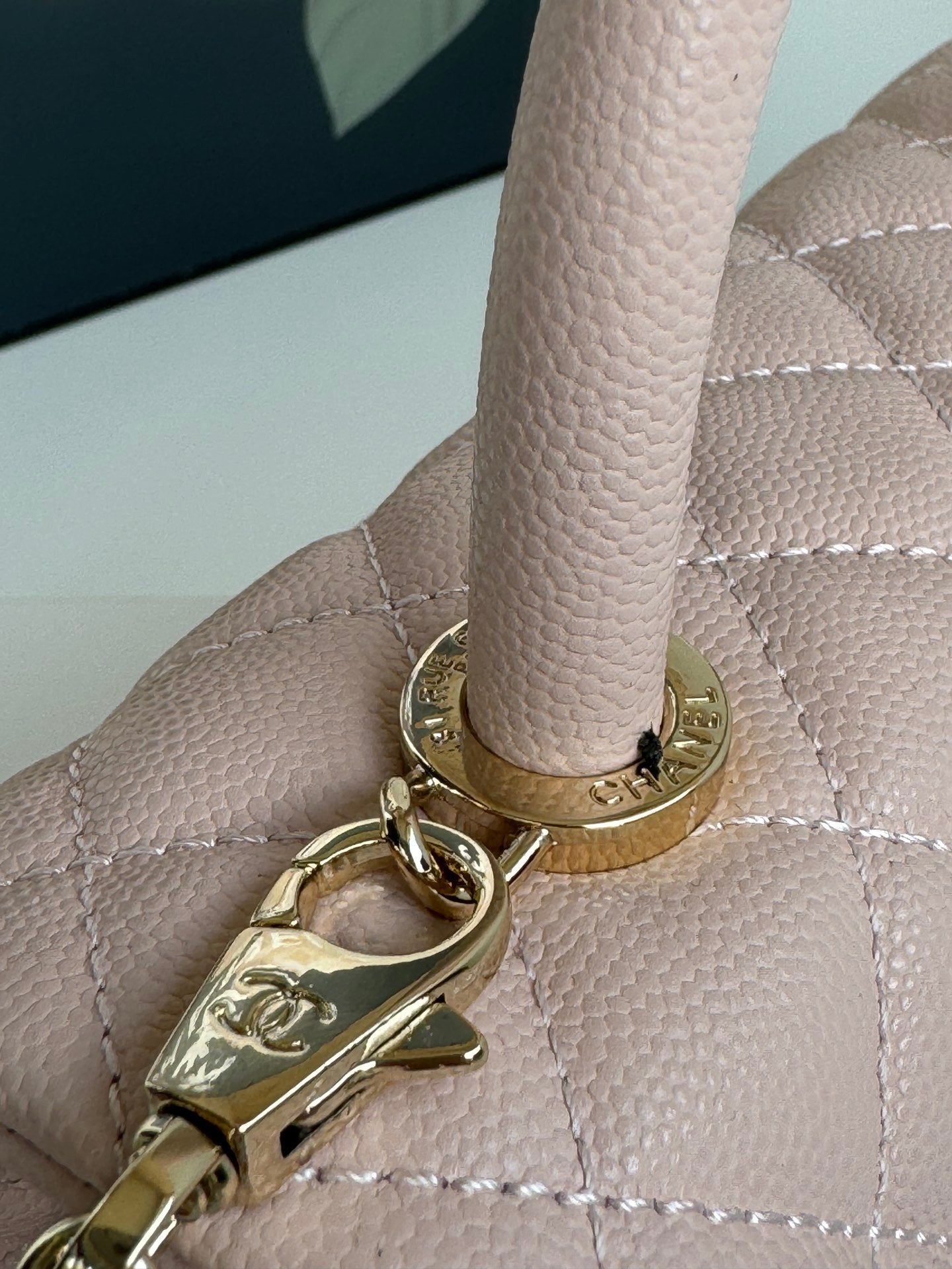 Sac à rabat avec anse en coco 24 cm en cuir caviar matelassé rose pastel